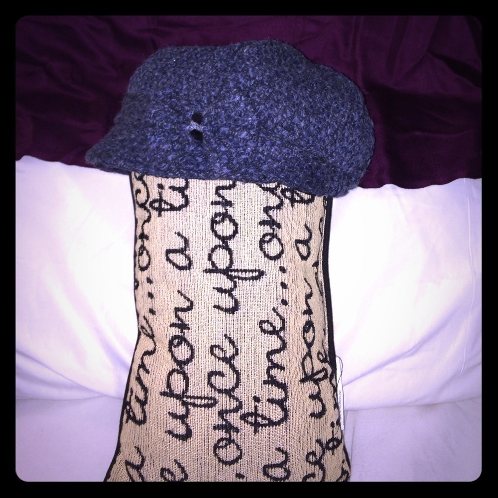 Blue/Grey brimmed cap with side bow.